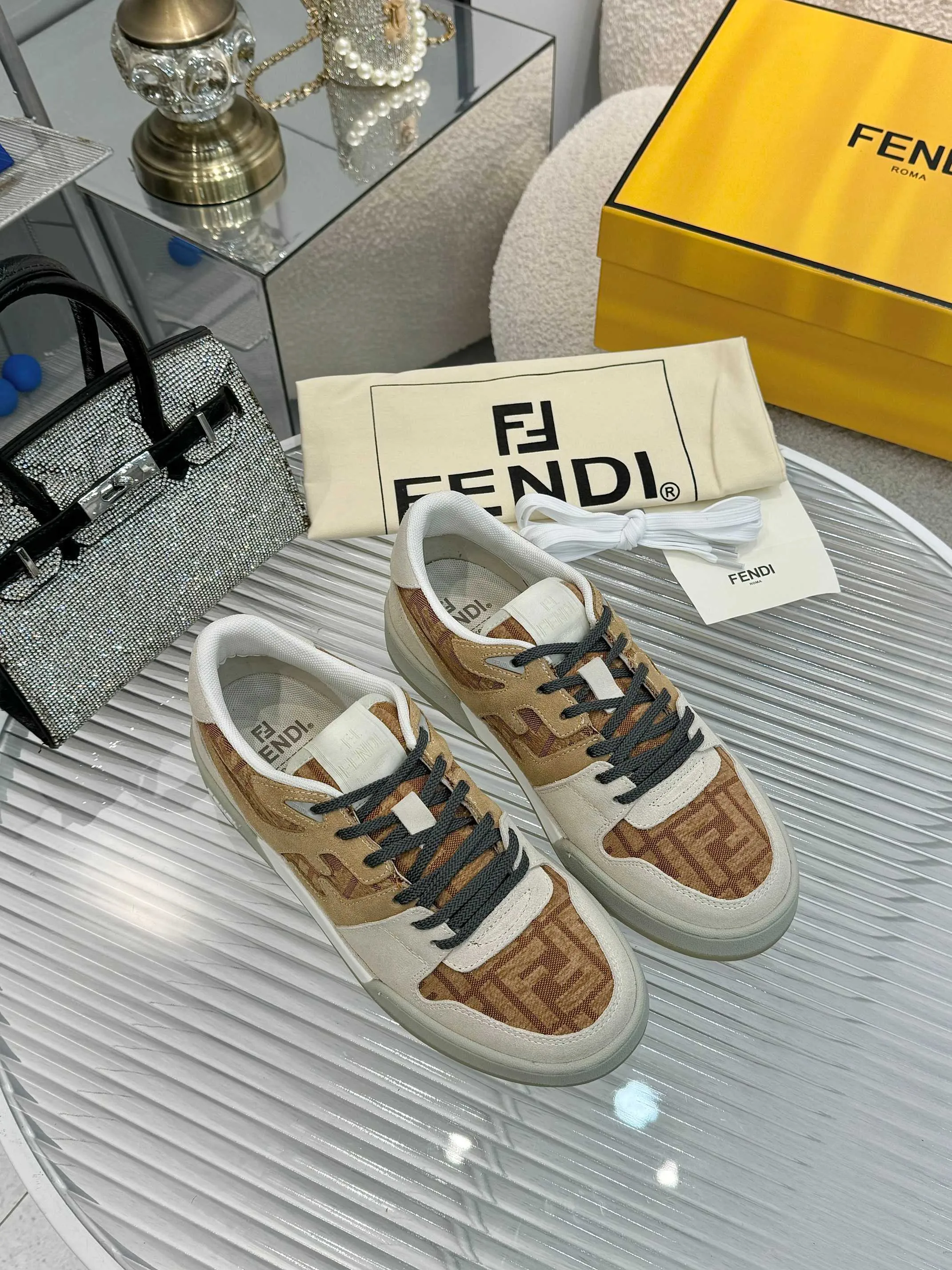 p620🐮🐮New❤Top super A version💯 Fendi Fendi 2025 New Year's King Explosive Style🔥 Many💑stars have the same style FD match. Original purchase for RMB14440. One to one replica. Designer Kim Jones's first sneaker fendi match and Donkey brand Trainer basketball sneakers, fresh blood injection and FF retro design It combines fashion and super comfort. [Wise] Whoever doesn’t grab it will regret it [There are many shoe uppers on the market with different color matching and cut corners in workmanship. The color matching and craftsmanship of my shoe upper are absolutely the same as the genuine products at the counter. Welcome to compare. Feet: Mesh injection molding pads 🎯 Soles: Please look for the original molded multi-color TPU outsole (❌ non-rubber sole) 🎯 Size: Female 35-41 Male 38-45 🎯 Packaging: Original 1:1 matching high-end packaging 🎁